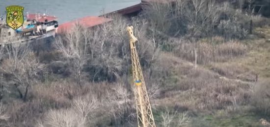 Початок деокупації: на лівому березі Херсонщини замайорів перший український прапор (відео)