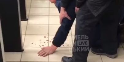 В Хмельницькому охоронець супермаркету розбив голову відвідувачу: відео