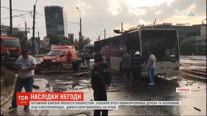 Поломанные деревья и затопленные улицы: Бухарестом пронесся мощный ураган