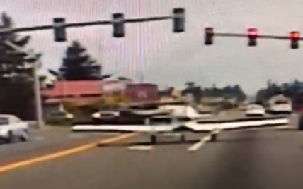 Водитель снял, как самолет совершил экстренную посадку на улице в Америке