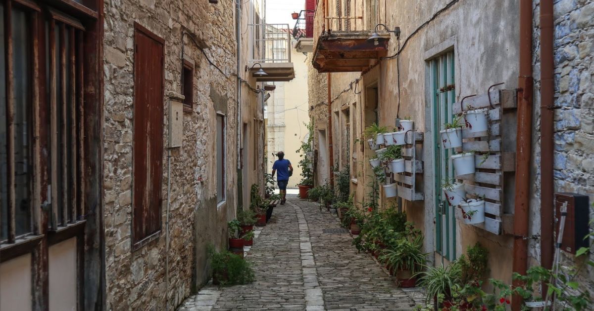 Кипр упростил въезд для вакцинированных украинцев, кроме тех, кто привился CoronaVac или CoviShield