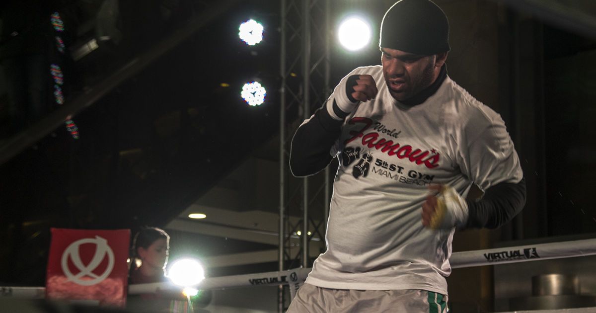 Родригес не уложился в вес. Фото - Надежда Мельниченко.