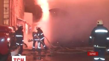 С масштабного пожара началось рождественское утро в Харькове