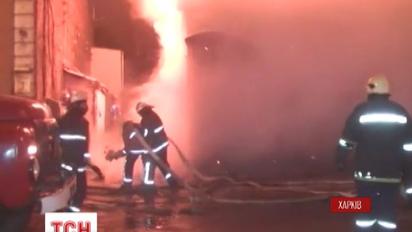 С масштабного пожара началось рождественское утро в Харькове