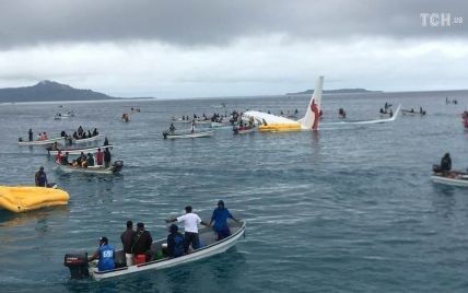У Мікронезії під час посадки в океан впав пасажирський літак