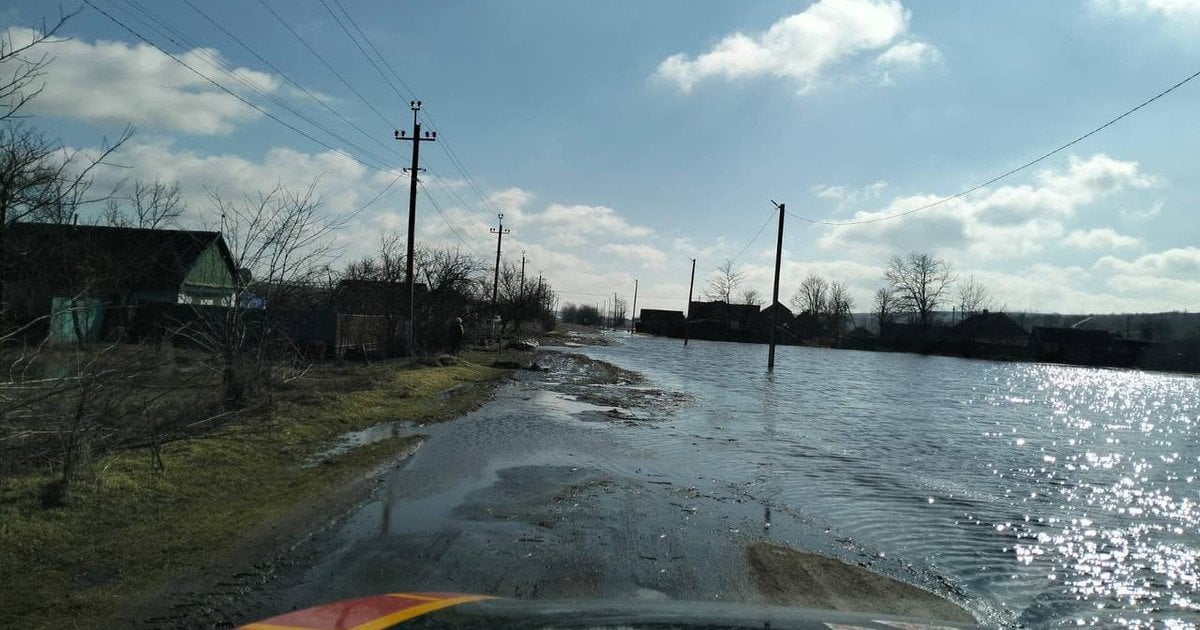 Циклон "топит" Украину: дома идут под воду, ветер срывает крыши, а реки выходят из берегов (фото, видео)