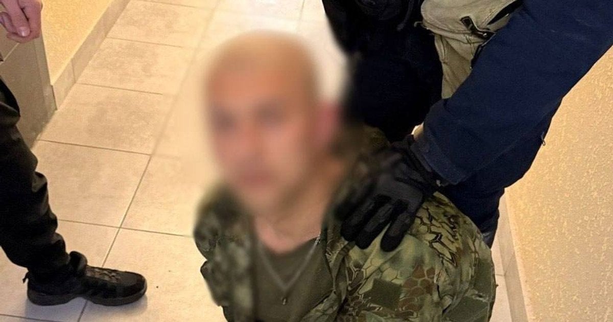 У Києві затримали чоловіка зі зброєю