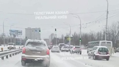 Пробки в Киеве из-за льда на дорогах сняли на видео
