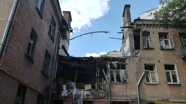 Пожильці шукають вцілілі речі на руїнах будинку / © КМДА