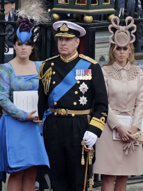 Принц Ендрю з доньками Євгенією і Беатріс / © Associated Press