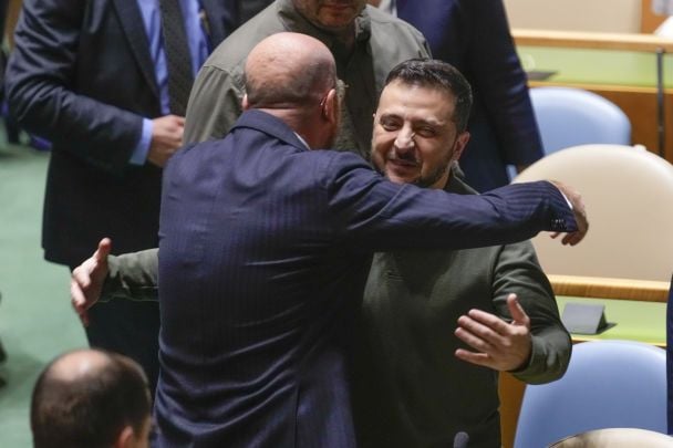 Владимир Зеленский поздравляет людей перед началом 78-й сессии Генеральной Ассамблеи Организации Объединенных Наций в штаб-квартире ООН/Associated Press