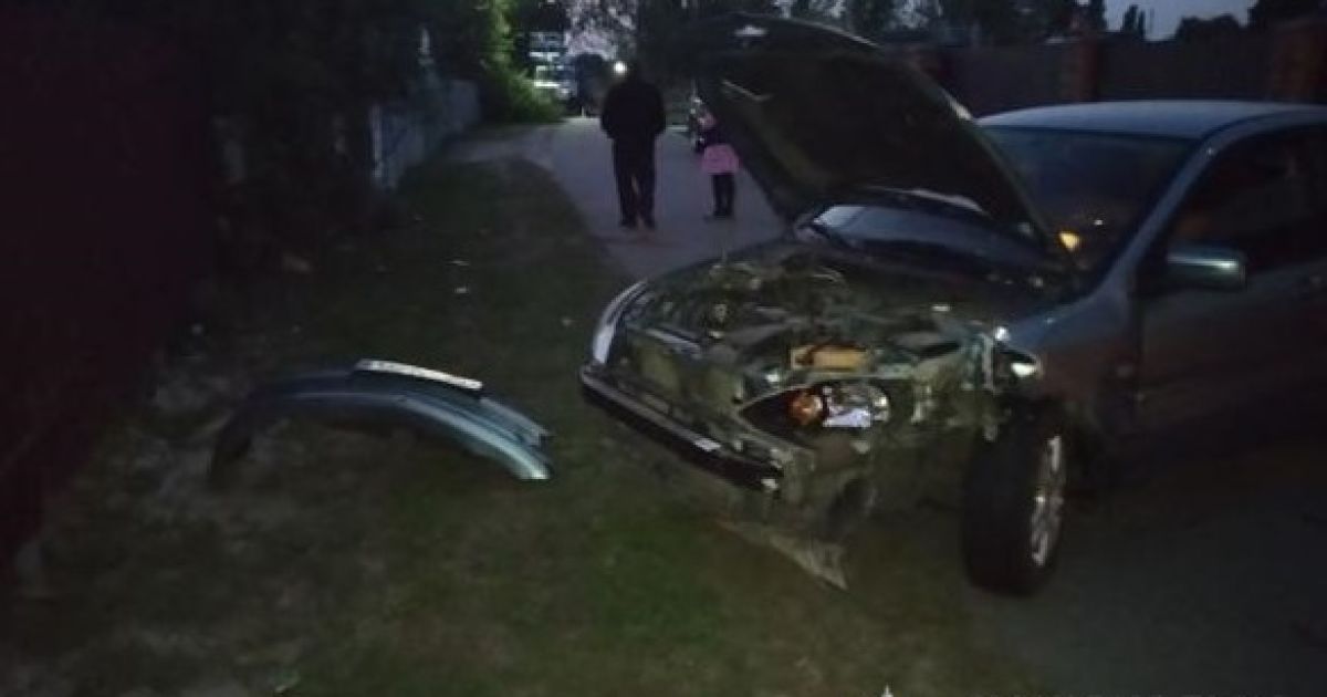 Под Киевом пьяный мужчина угнал машину и попал на ней в ДТП