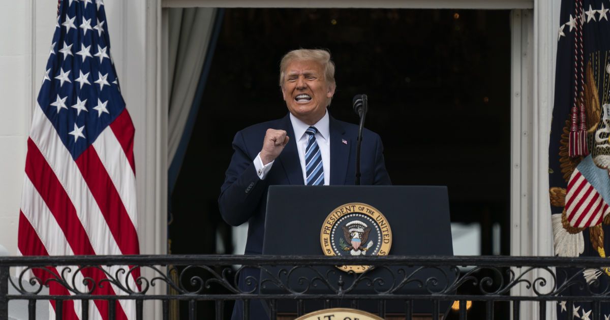 Лікар Трампа запевняє, що той більше не передає COVID-19