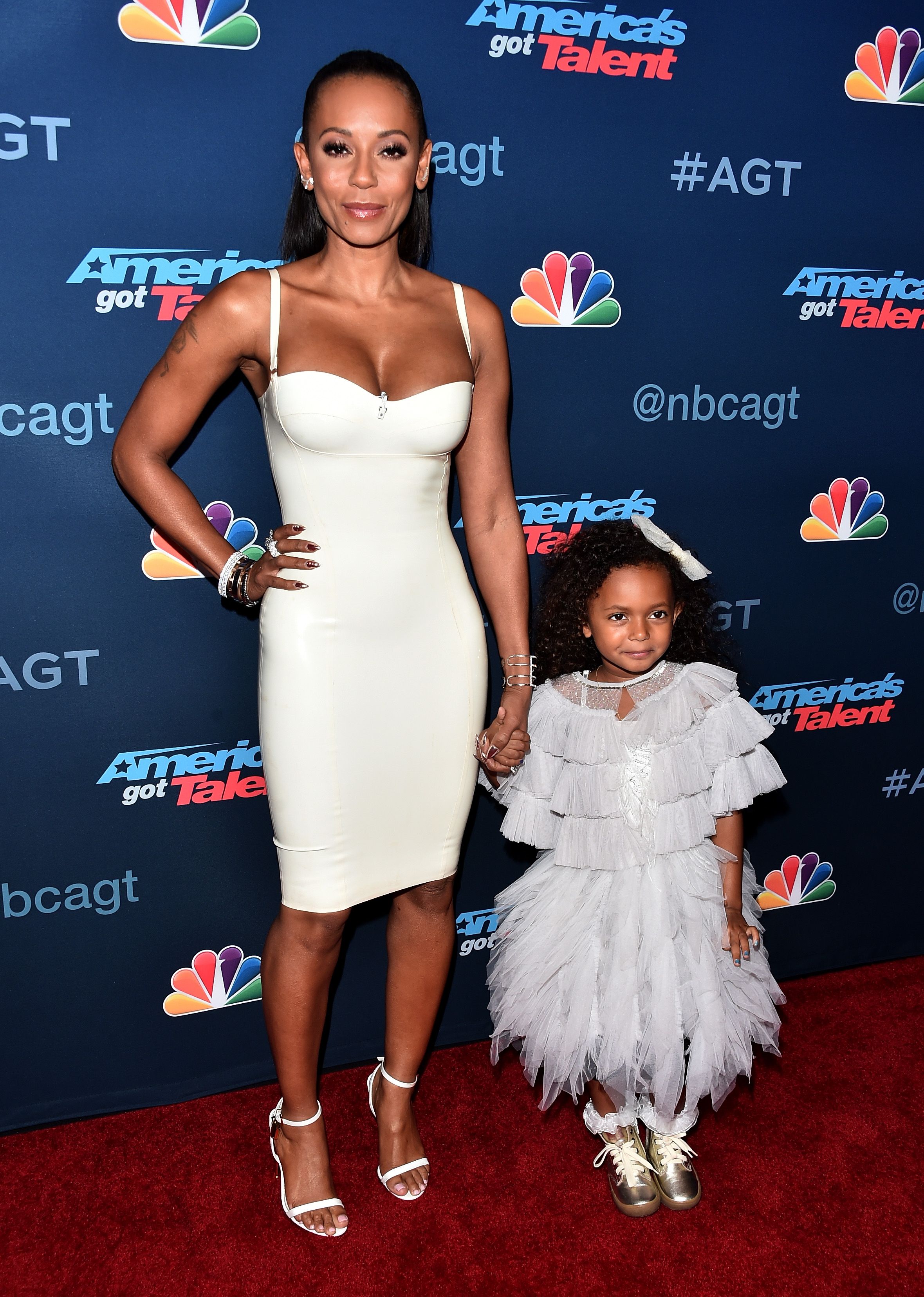 Жыныстық қатынасты көріп отырған гей жұп