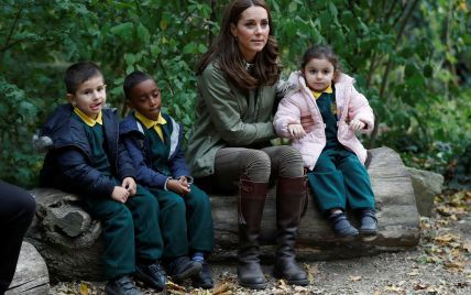 Это так мило: герцогиня Кэтрин пообщалась с детьми во время своего первого выхода после декрета