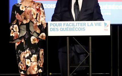 Дружина прем'єр-міністра Квебеку одягла сукню з великими квітами на виступ чоловіка