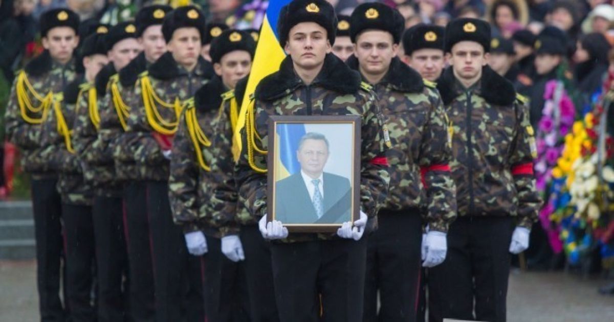 Дощ, сльози та оплески: у Луцьку провели в останню путь міського голову