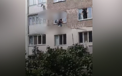 Висела вверх ногами: в Киеве женщина пыталась выпрыгнуть из окна (видео)