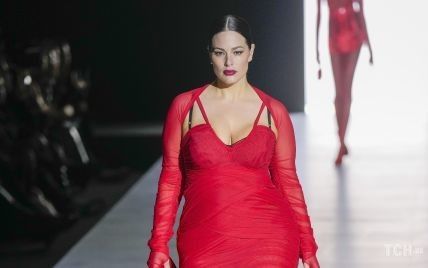 Прозрачные платья-комбинации, острые плечи и меха: Dolce & Gabbana показали коллекцию осень-зима 2023-2024