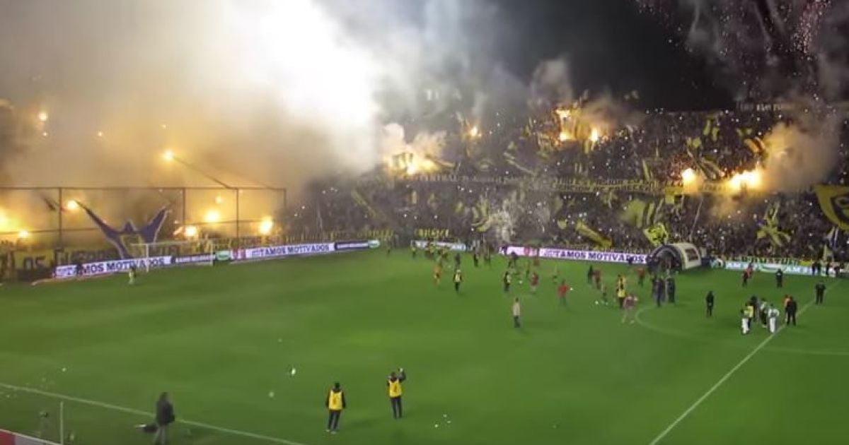 Перфоманс болельщиков "Росарио Сентраль"