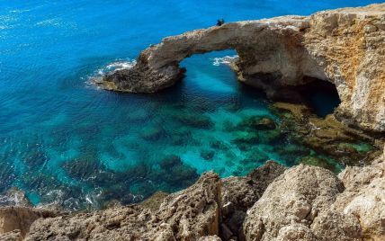 Кіпр ввів жорсткі обмеження для невакцинованих людей: туристам доведеться солідно доплачувати