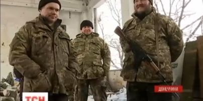 В Песках украинские бойцы колядуют и мечтают встретить следующее Рождество с семьями