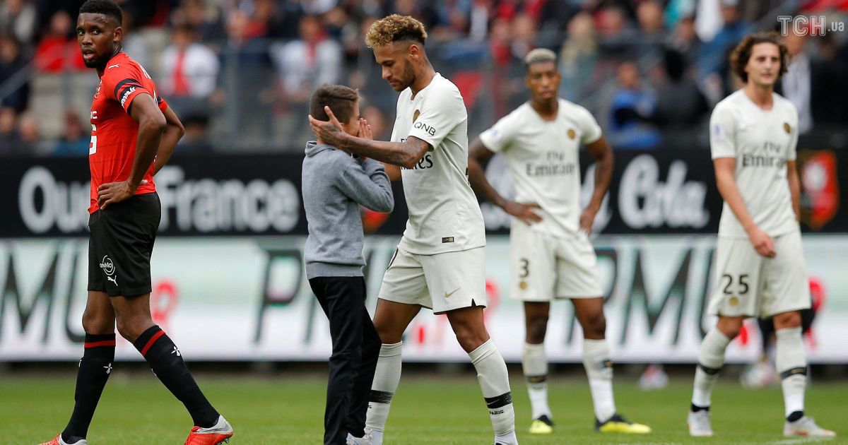 Неймар довел до слез маленького фаната, которому подарил футболку