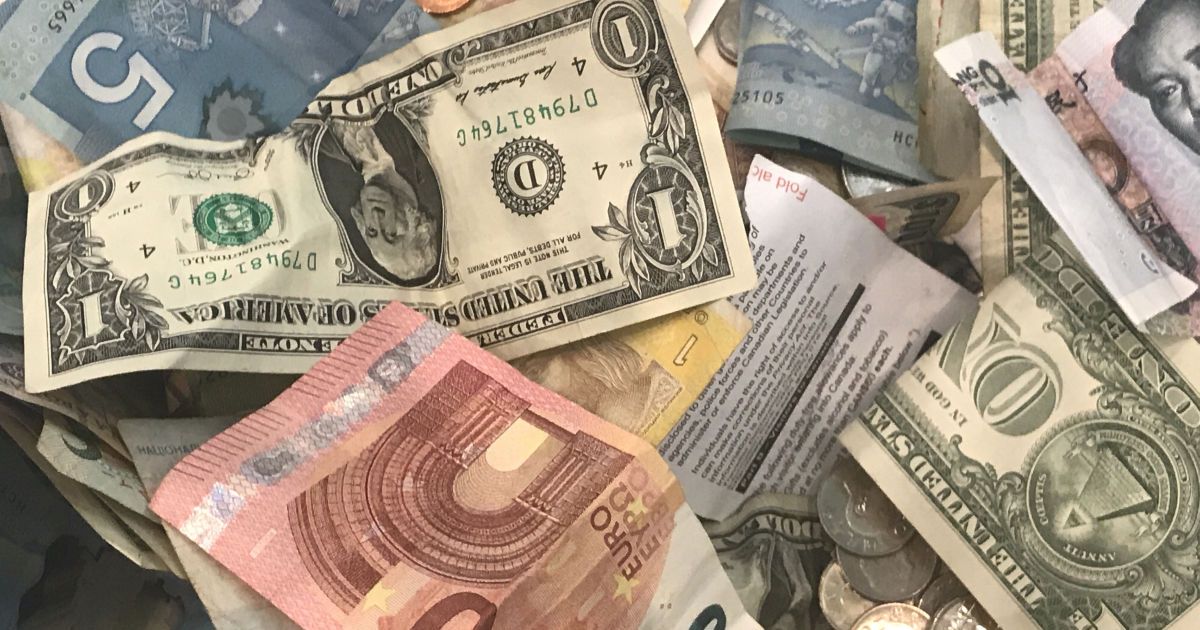 Долар і євро значно подешевшали. Курс валют на 6 грудня