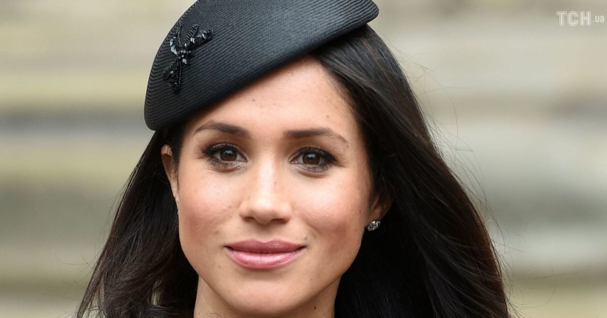 Меган Маркл в элегантном черном платье впервые вышла в свет без членов королевской семьи