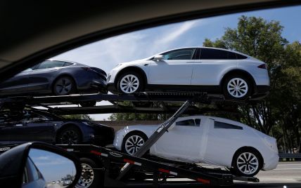 Tesla змушена розпочати виробництво автовозів