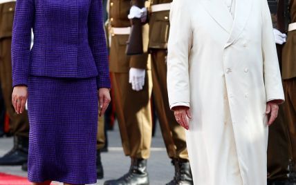 Президент Эстонии надела костюм в клетку на встречу с Папой Римским