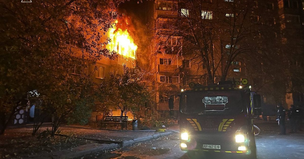 Пожежа у Запоріжжі внаслідок атаки у ніч проти 22 жовтня
