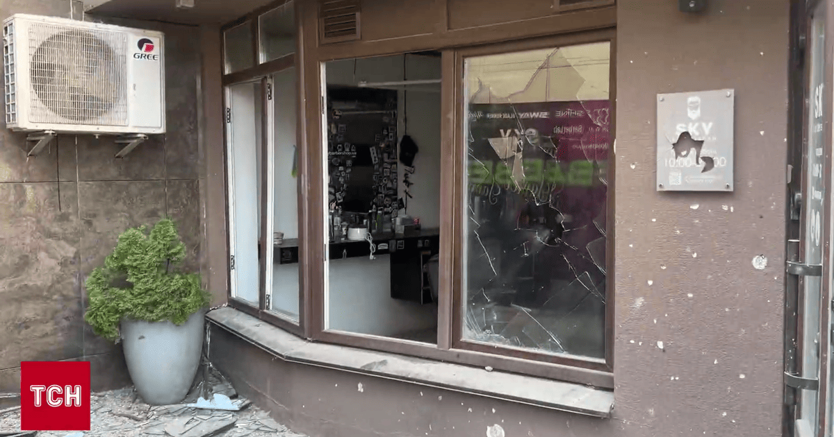 Пошкоджена будівля на території посольства Азербайджану в Києві