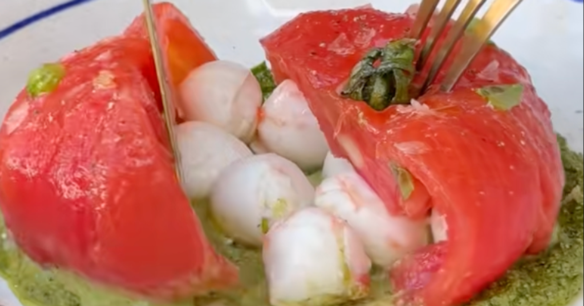 Салат Капрезе з фаршированим помідором tiktok.com_o_gorodnik