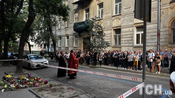 Панахида на місці вбивства Андрія Парубія / © ТСН