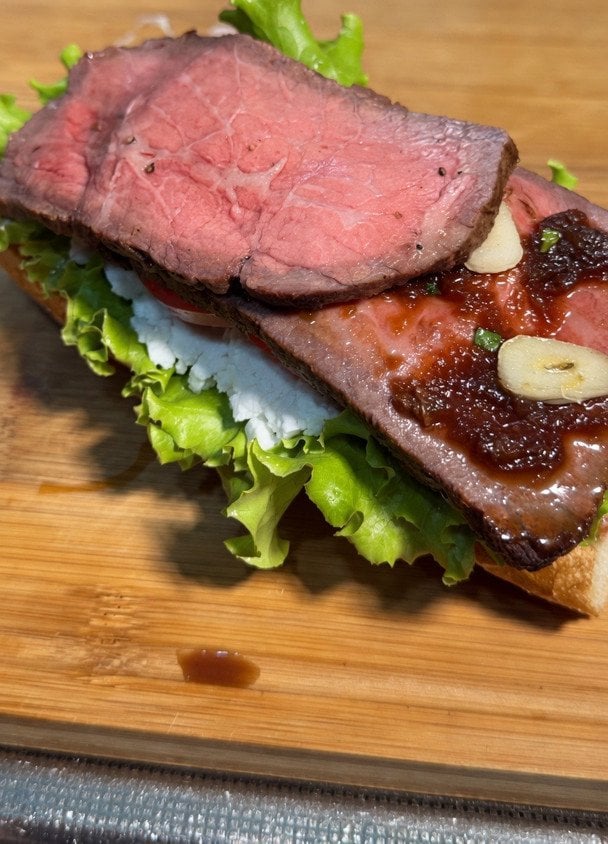 Сэндвич с ростбифом, рикоттой и луковым соусом instagram.com/mitamo.kitchen / © Instagram