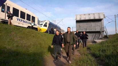 Андрій Єрмак, міністр інфраструктури, голова правління АТ "Укрзалізниця" і голова "Слуга Народу" відвідали Ірпінь