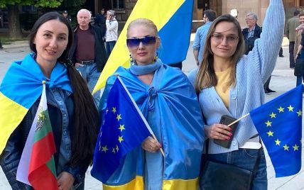 У жовтому костюмі і з блакитним шарфом: Катерина Бужинська вийшла у Софії на мітинг на підтримку України