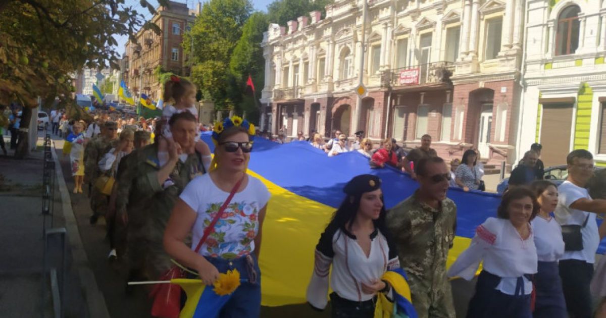 У Дніпрі центральними вулицями пронесли величезний прапор України: як це було (відео)
