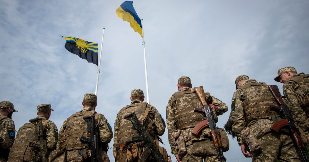 Біля КПВВ "Новотроїцьке" встановили прапор України, який видніється аж на окупованій території