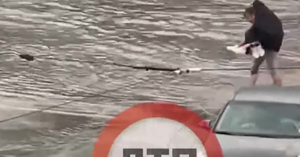 Повалені дерева та затоплені вулиці: у Києві знову вирувала негода