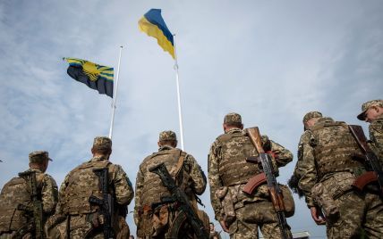 Біля КПВВ "Новотроїцьке" встановили прапор України, який видніється аж на окупованій території
