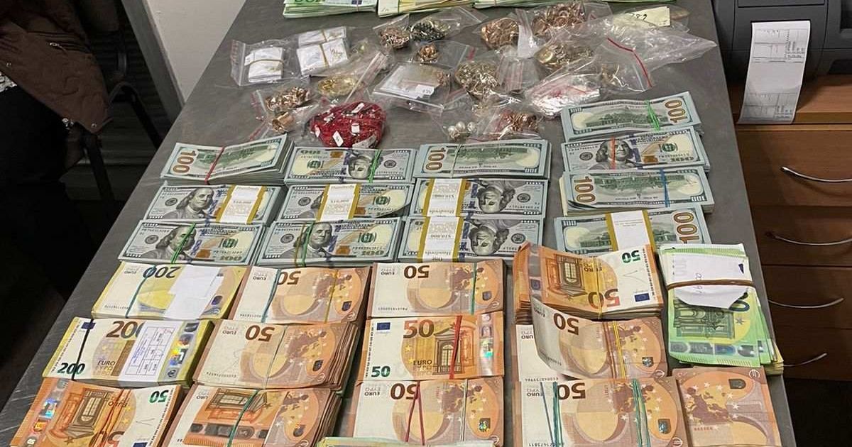 У двох іноземок у Льввові вилучили ювелірку і гроші_4 / © Львівська митниця/Facebook