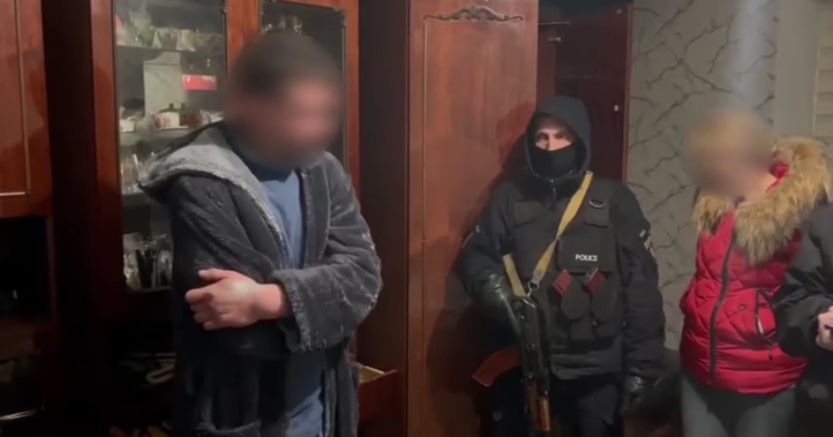 Задул газом соседей и полицейских, выбивал двери, крушил имущество: под Киевом задержали дебошира (видео)