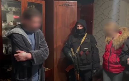 Задул газом соседей и полицейских, выбивал двери, крушил имущество: под Киевом задержали дебошира (видео)