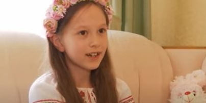 Восьмилетняя девочка из Винницы все лето поет под открытым небом, чтобы собрать средства для украинской армии