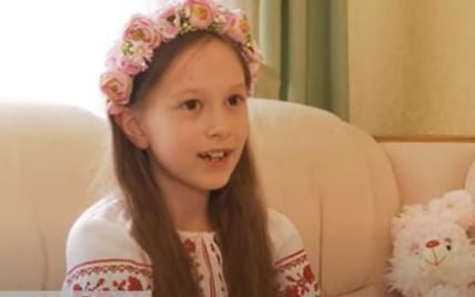 Восьмилетняя девочка из Винницы все лето поет под открытым небом, чтобы собрать средства для украинской армии