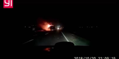 "Тормозные колодки воняли еще утром". На Львовщине сгорел дотла автобус, который вез 50 туристов из Карпат