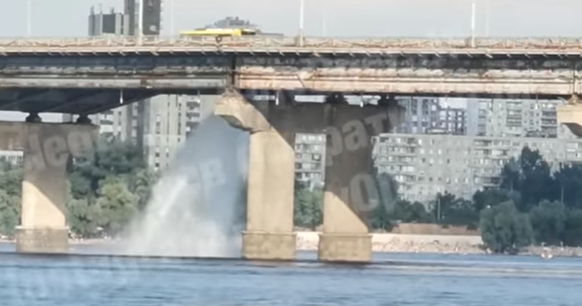 Комунальний фонтан: у Києві на мосту Патона прорвало трубу