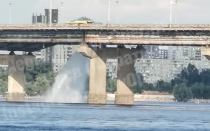 Коммунальный фонтан: в Киеве на мосту Патона прорвало трубу